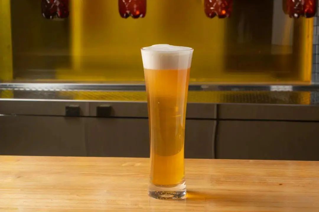 精酿啤酒色泽金黄